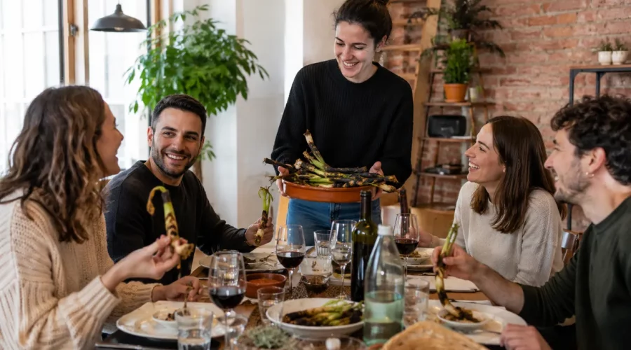 Comer en casa de un local en Barcelona: 7 ventajas frente a un restaurante